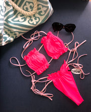 bikini in lycra , colore shock , laccetti rosa tenue 