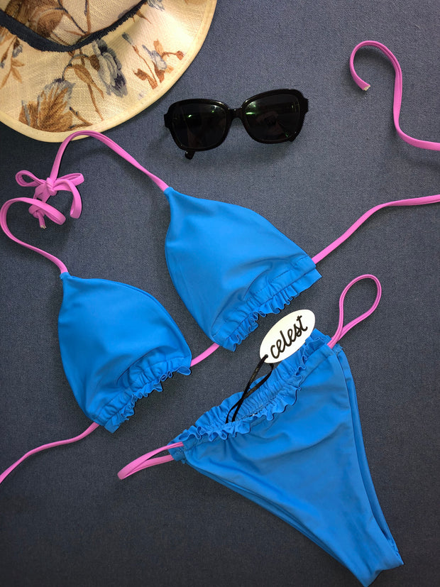 bikini in lycra color ceruleo e laccetti lilla . 
