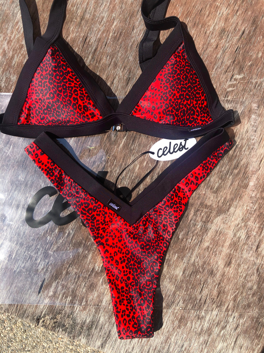 bikini 100% lycra , fantasia leopardata rossa,  parte sopra reggiseno push up triangolare , parte sotto brasiliana a vita alta 